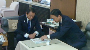 2013 0830 麻生大臣に手交（国土強靱化概算要求）